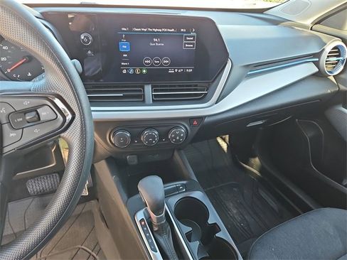 Used 2024 Chevrolet Trax LS w/ LS Convenience Package image 11