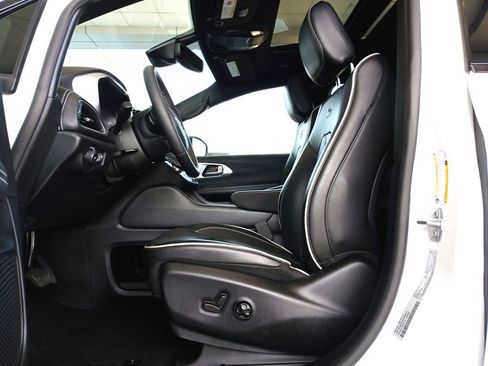 Used 2025 Chrysler Pacifica Limited image 20