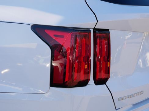 Certified 2023 Kia Sorento SX image 17