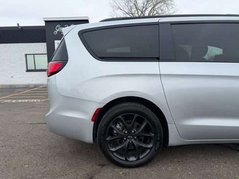 Used 2023 Chrysler Pacifica Touring-L w/ S Appearance Package AWD/4WD image 4