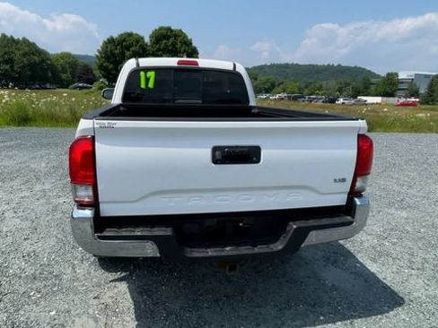 Certified 2017 Toyota Tacoma TRD Off-Road w/ Tow Package AWD/4WD image 7