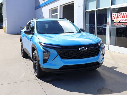 New 2026 Chevrolet Trax LT w/ Midnight Edition FWD image 2