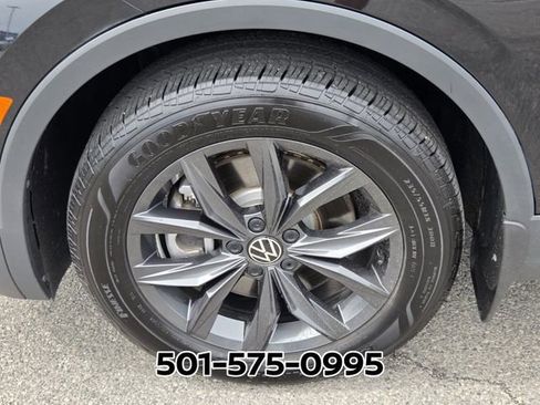 Used 2024 Volkswagen Tiguan SE w/ Panoramic Sunroof Package FWD image 21