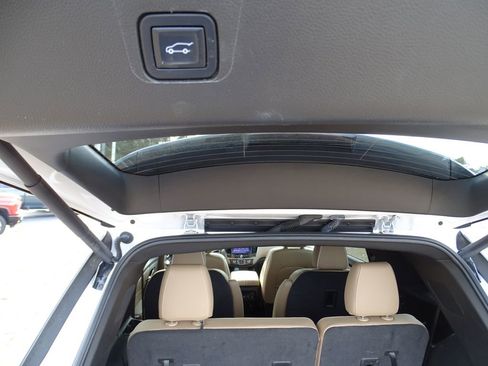 Used 2023 Chevrolet Traverse Premier image 11