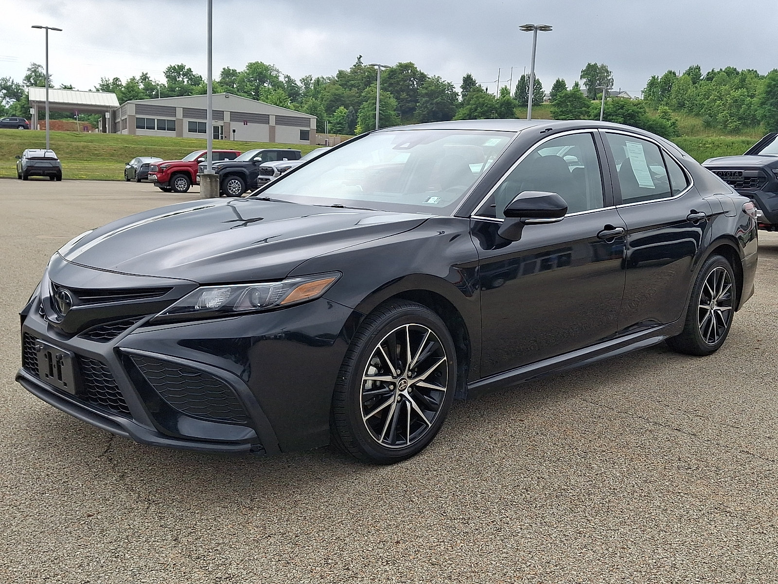 Used 2024 Toyota Camry SE FWD image 3