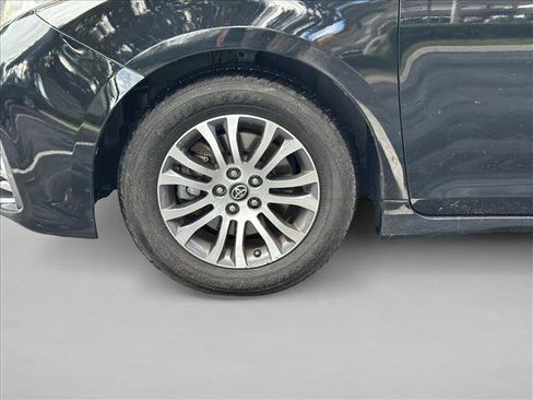 Used 2020 Toyota Sienna XLE image 9