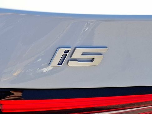 Used 2025 BMW i5 xDrive40 w/ Premium Package image 30
