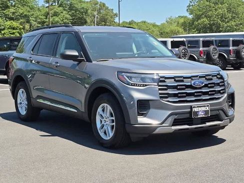 Certified 2025 Ford Explorer Active AWD/4WD image 2