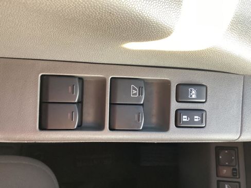 Used 2021 Nissan Frontier SV w/ Midnight Edition Floor Mats image 23