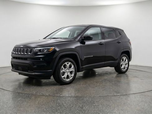 Used 2025 Jeep Compass Latitude AWD/4WD image 3