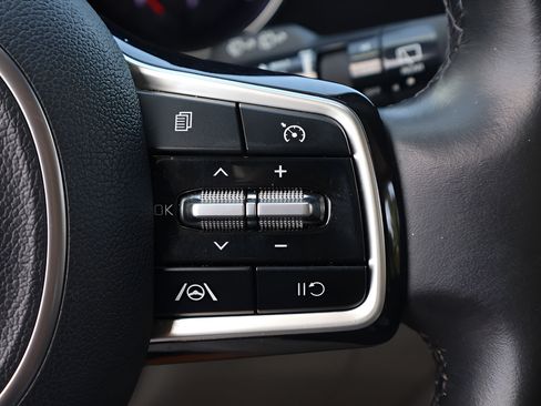 Used 2022 Kia Carnival LX FWD image 23
