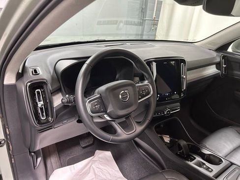Used 2025 Volvo XC40 B5 Core image 10