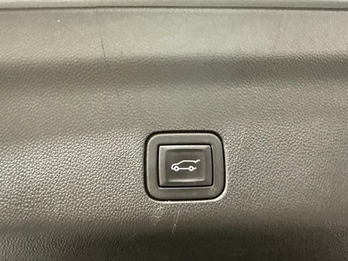 Used 2023 GMC Yukon Denali AWD/4WD image 12