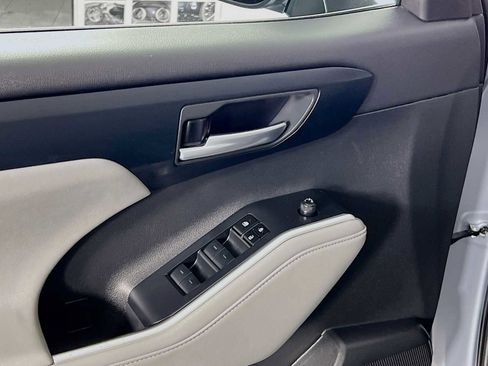 Used 2024 Toyota Highlander XLE image 17