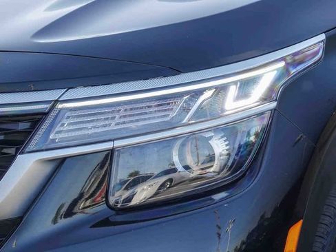 Certified 2022 Kia Seltos EX image 8