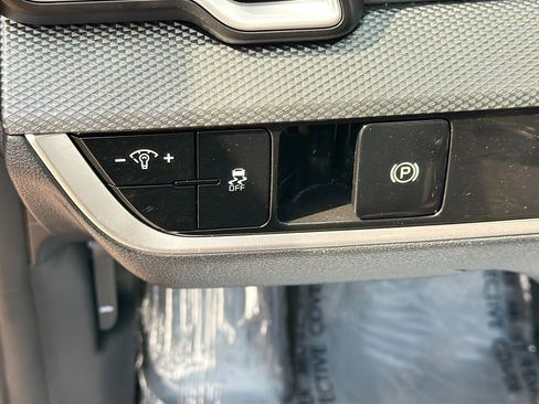 Used 2025 Kia Sportage LX image 16
