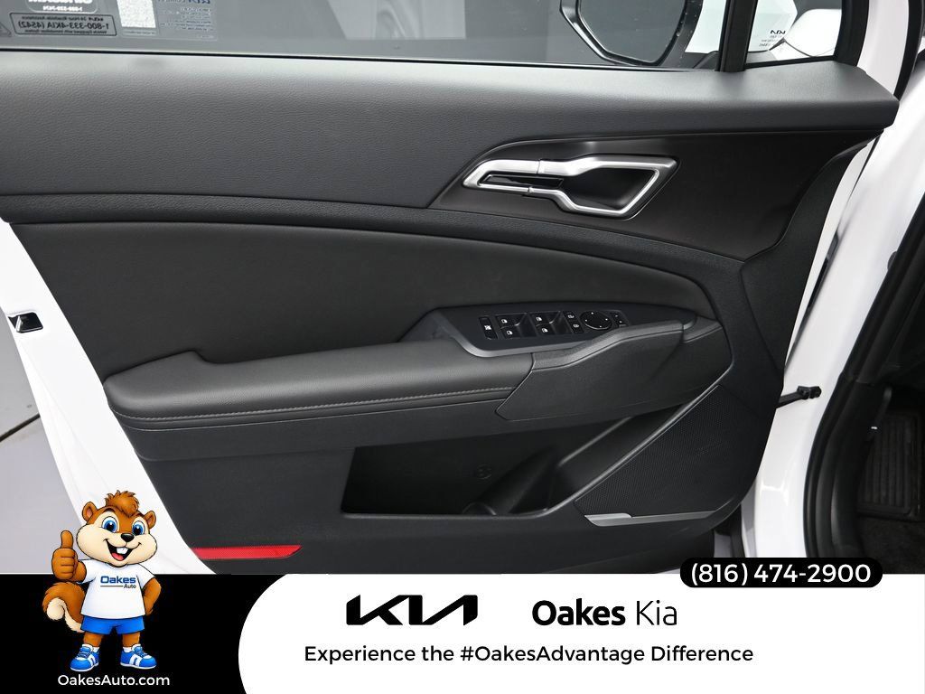 Certified 2026 Kia Sportage EX w/ EX Panorama Roof Package FWD image 9
