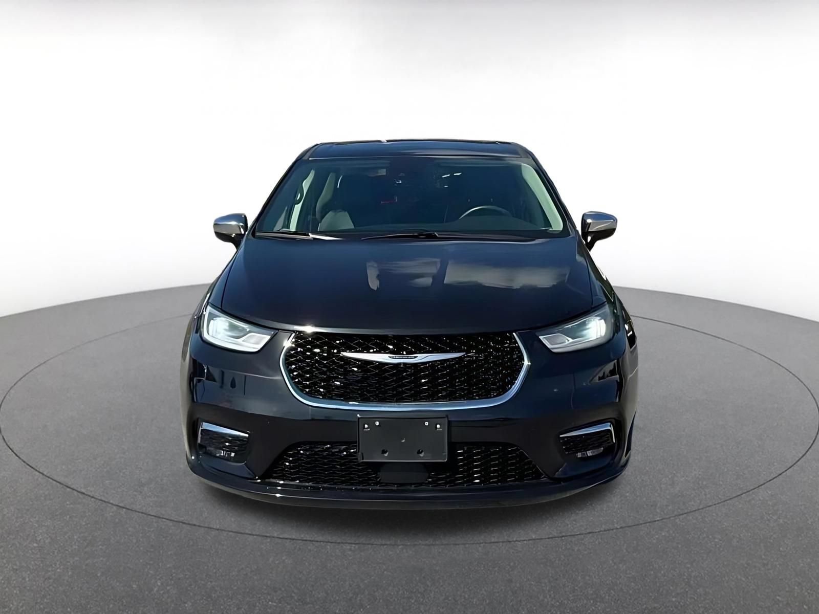 Used 2023 Chrysler Pacifica Limited FWD image 4