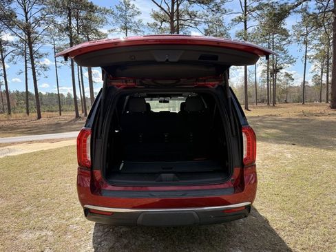 Used 2021 GMC Yukon XL SLT w/ SLT Luxury Plus Package image 6
