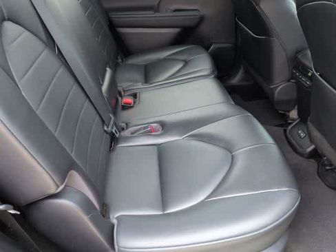 Used 2022 Toyota Highlander XLE FWD image 21