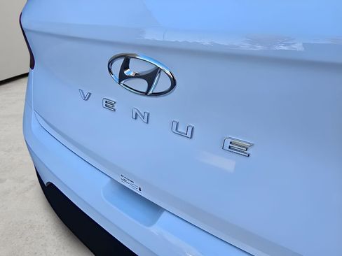Used 2025 Hyundai Venue SEL image 9