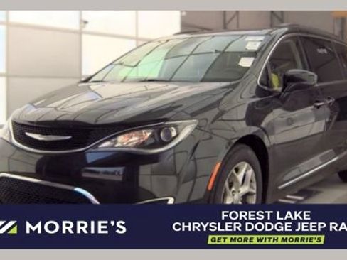 Used 2017 Chrysler Pacifica Touring-L w/ Tire & Wheel Group FWD image 1