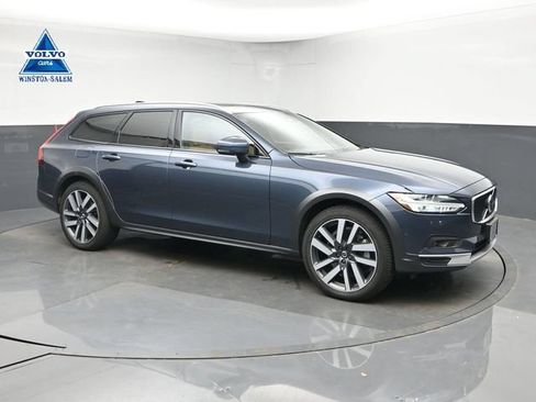 Used 2022 Volvo V90 B6 Cross Country AWD/4WD image 1