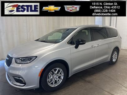 Used 2026 Chrysler Pacifica Select