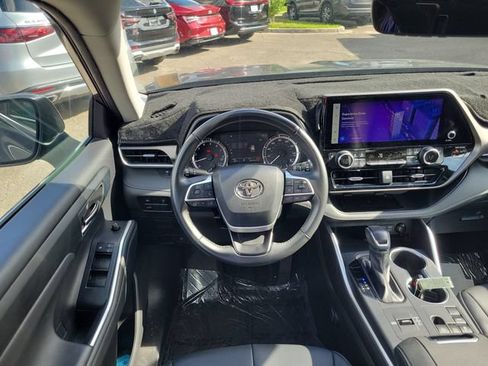 Used 2024 Toyota Highlander XLE FWD image 13