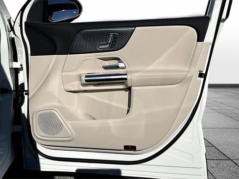 Certified 2025 Mercedes-Benz GLA 250 4MATIC image 31