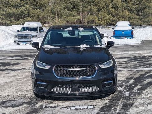 Used 2024 Chrysler Pacifica Touring-L image 2
