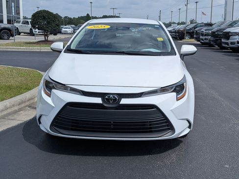 Used 2025 Toyota Corolla LE FWD image 2