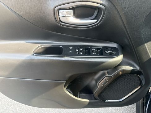 Used 2016 Jeep Renegade Latitude AWD/4WD image 10