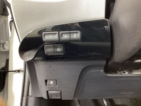 Used 2022 Toyota Prius XLE FWD image 14