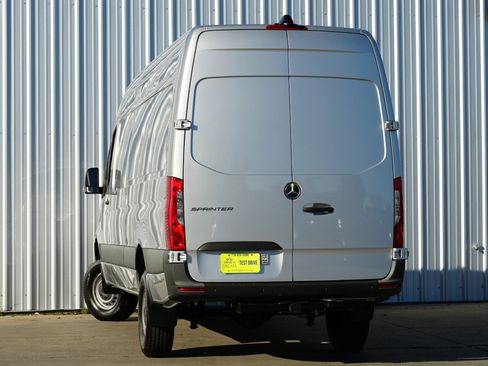 Used 2023 Mercedes-Benz Sprinter 2500 image 6