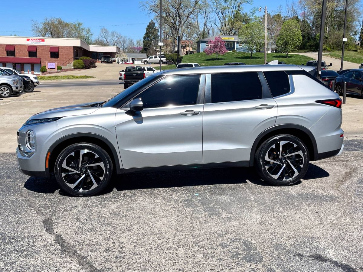 Used 2022 Mitsubishi Outlander SE FWD image 3