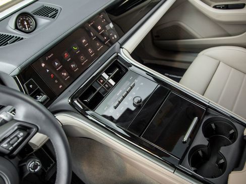 Certified 2025 Porsche Panamera image 32