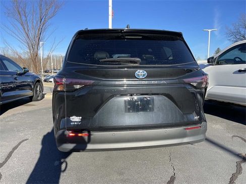 Used 2025 Toyota Sienna XLE image 3