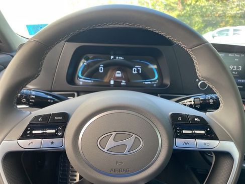 Used 2025 Hyundai Elantra Sport image 16