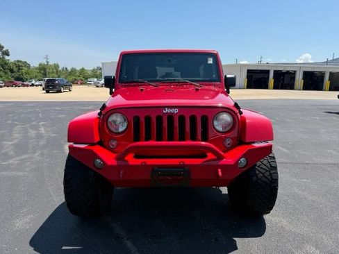 Used 2014 Jeep Wrangler Unlimited Sahara w/ Max Tow Package AWD/4WD image 2