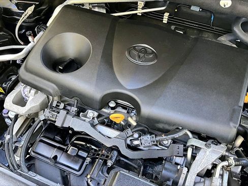 Used 2021 Toyota RAV4 LE image 28