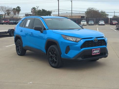 Used 2021 Toyota RAV4 LE image 3