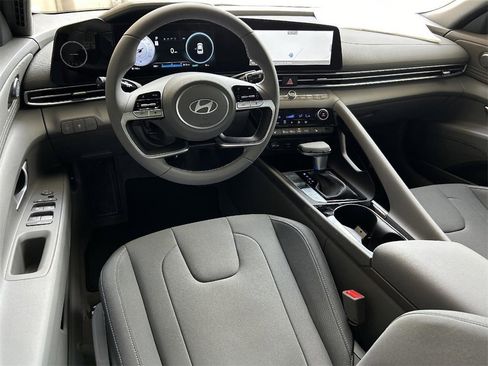 Used 2024 Hyundai Elantra SEL w/ Convenience Package image 2