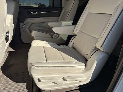 Used 2022 GMC Yukon XL Denali image 16