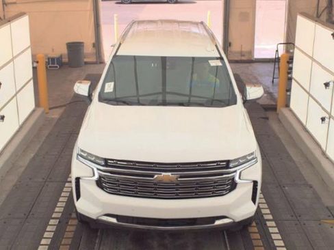 Used 2023 Chevrolet Suburban Premier image 2
