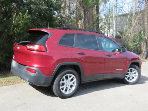 Used 2017 Jeep Cherokee Sport image 4