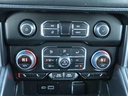 Used 2023 Chevrolet Suburban LT image 22