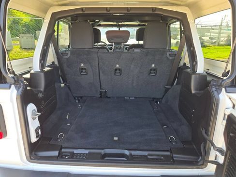 Used 2019 Jeep Wrangler Unlimited Sahara w/ Safety Group AWD/4WD image 17