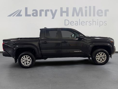 Certified 2025 Toyota Tacoma SR5 AWD/4WD image 6