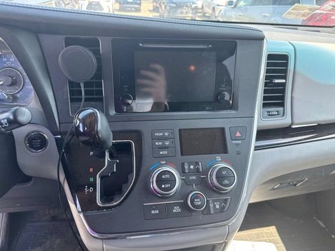Used 2015 Toyota Sienna XLE Premium FWD image 18